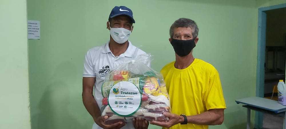 Secretaria de Agricultura, SENAR e Sindicato dos Produtores de Camacã distribuem 100 cestas básicas para agricultores